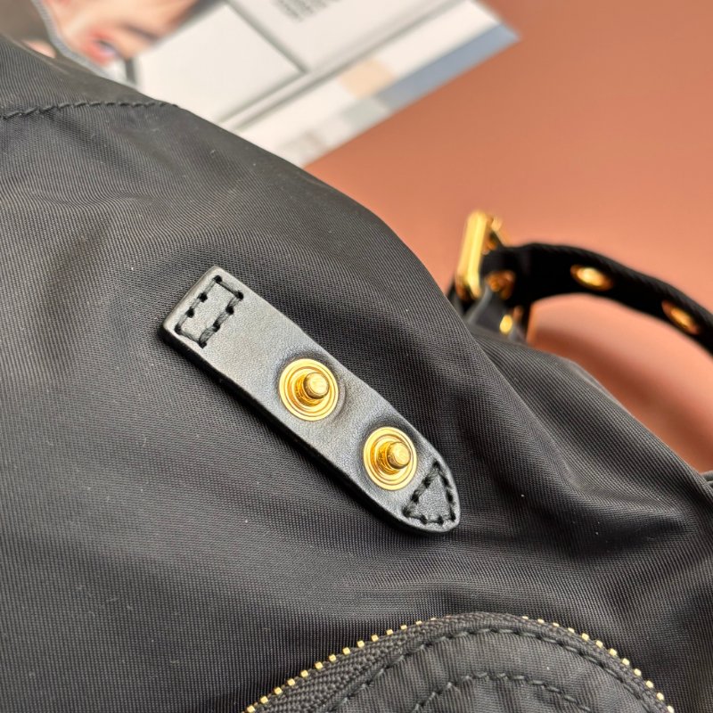 ::BURBERRY:: 尼龍斜背/後背包(經典黑/小型) The Small Crossbody Rucksack-33