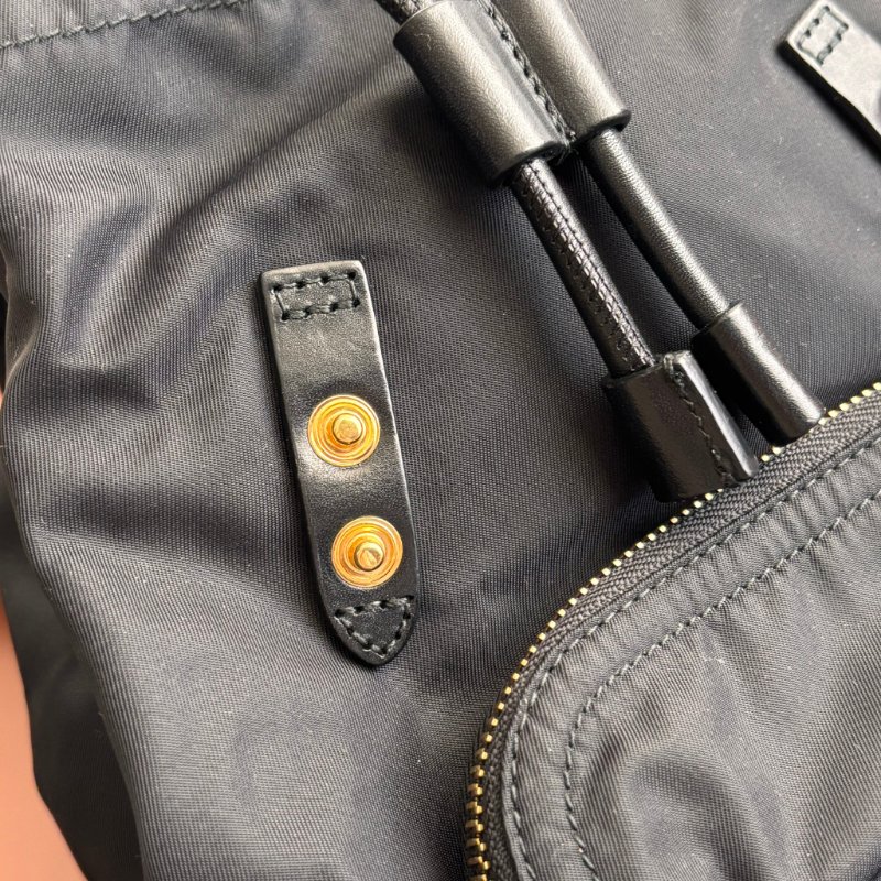 ::BURBERRY:: 尼龍斜背/後背包(經典黑/小型) The Small Crossbody Rucksack-34