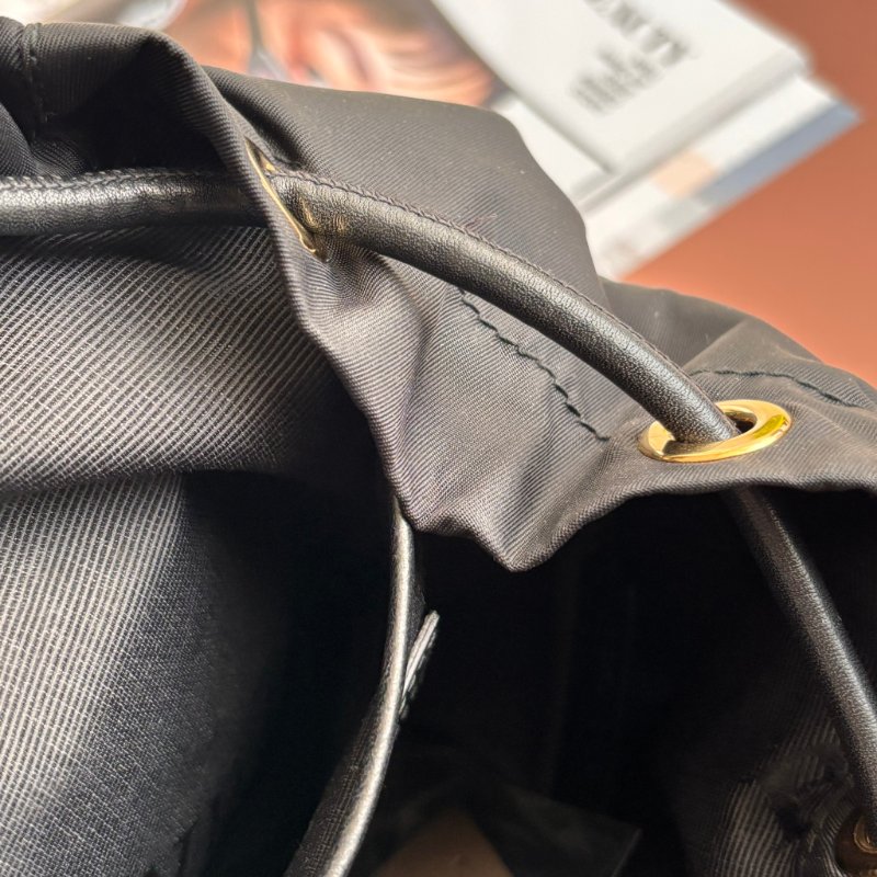 ::BURBERRY:: 尼龍斜背/後背包(經典黑/小型) The Small Crossbody Rucksack-36