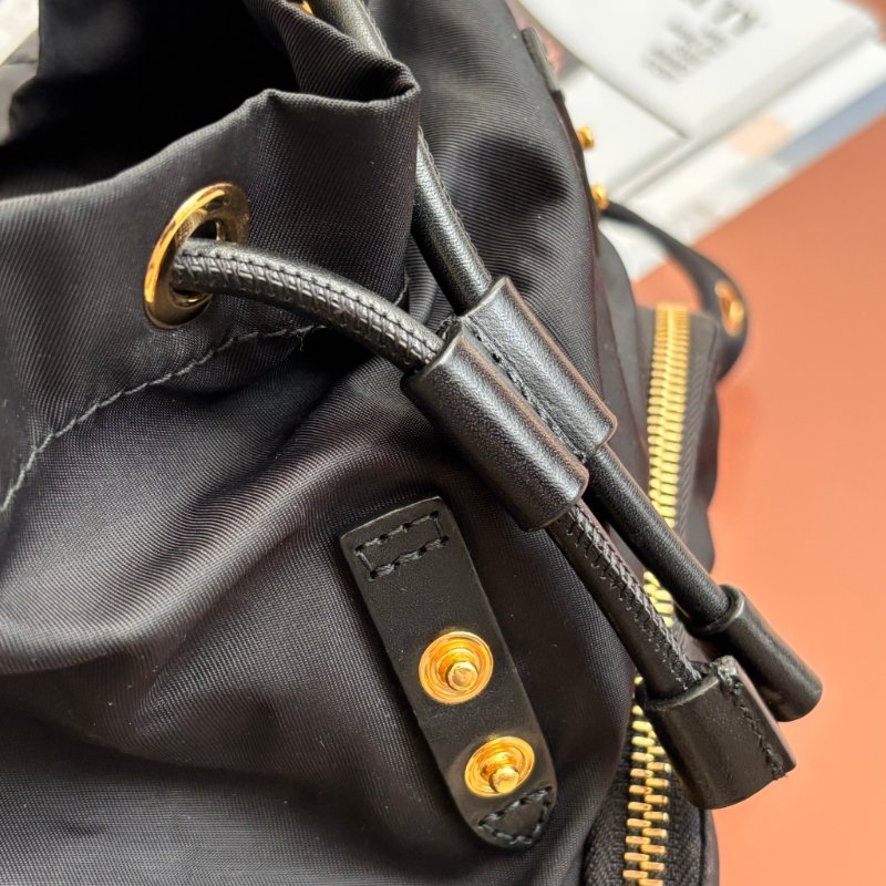 ::BURBERRY:: 尼龍斜背/後背包(經典黑/小型) The Small Crossbody Rucksack-38