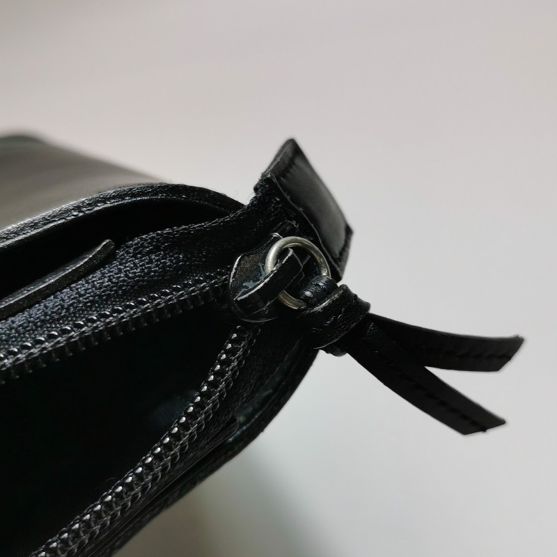 Burberry 牛皮翻毛皮拼接字母logo壓紋手提包-9