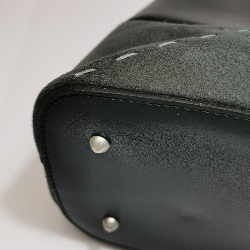 Burberry 牛皮翻毛皮拼接字母logo壓紋手提包-11