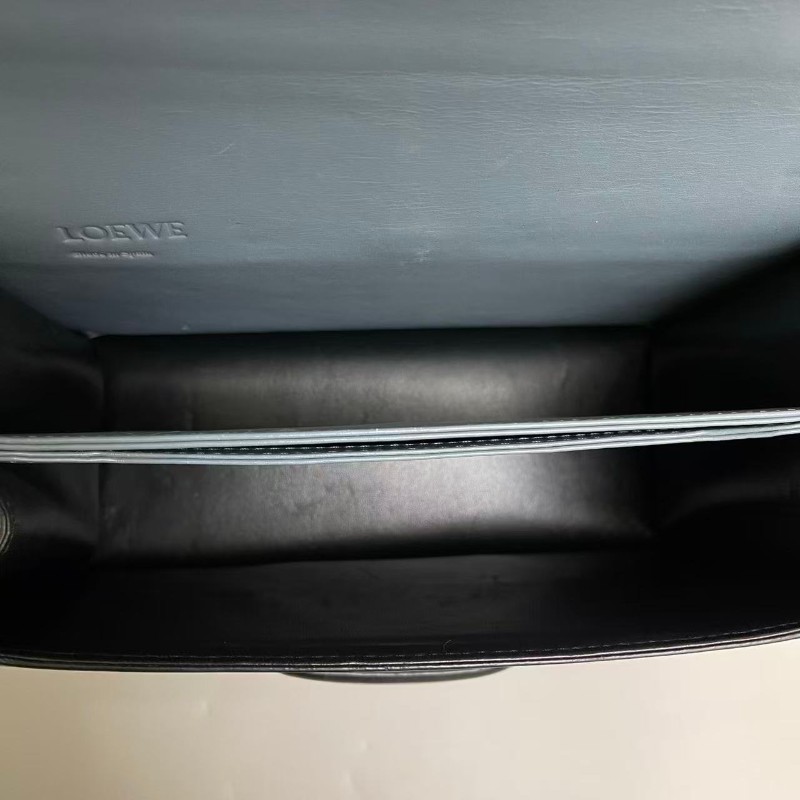 Loewe Barcelona霧霾藍全皮中號三角 斜背包-3