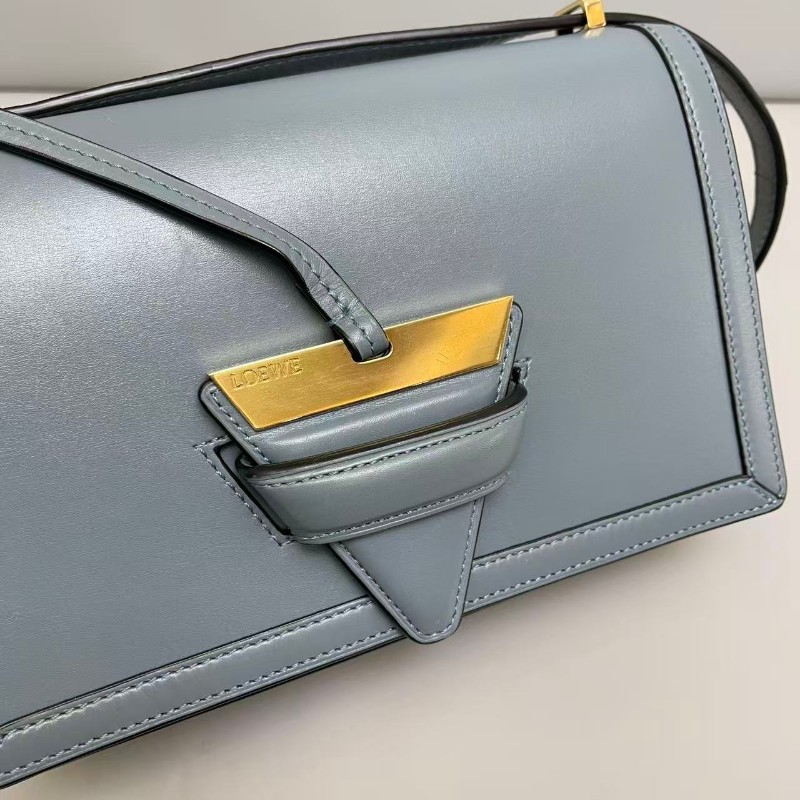 Loewe Barcelona霧霾藍全皮中號三角 斜背包-8