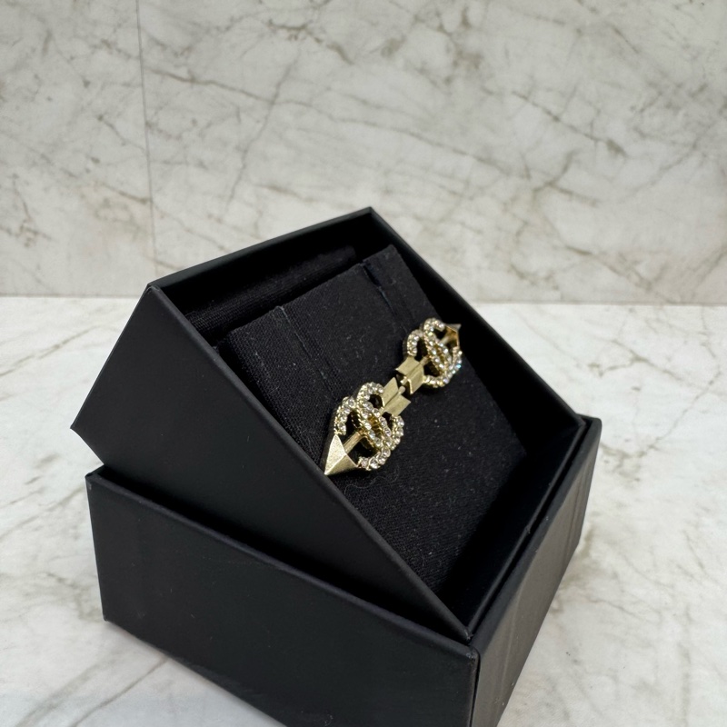 CHANEL淡金穿箭水鑽雙CL0G0耳環-1