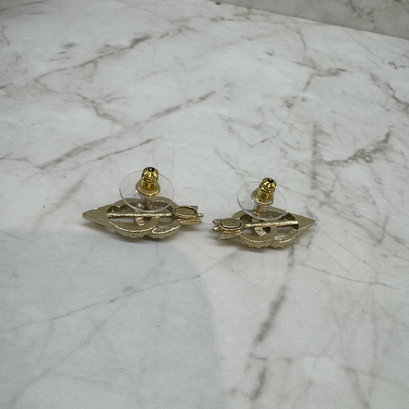 CHANEL淡金穿箭水鑽雙CL0G0耳環-3