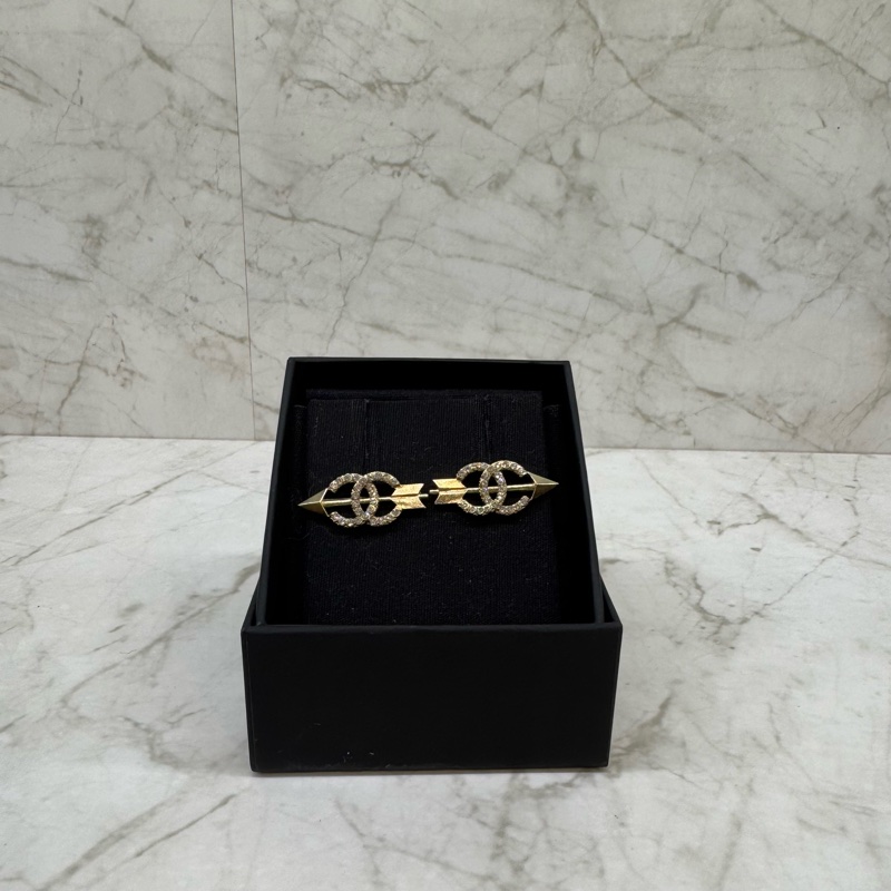 CHANEL淡金穿箭水鑽雙CL0G0耳環-4