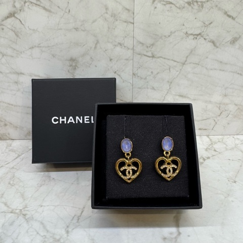 CHANEL藍寶石水鑽簍空愛心垂墜雙C LOGO耳針