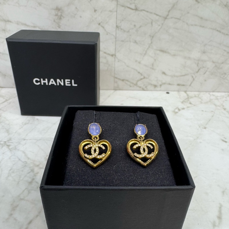 CHANEL藍寶石水鑽簍空愛心垂墜雙C LOGO耳針-1