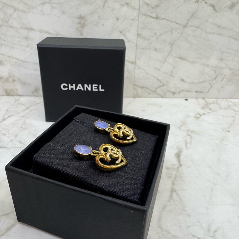 CHANEL藍寶石水鑽簍空愛心垂墜雙C LOGO耳針-2