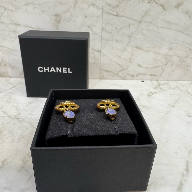CHANEL藍寶石水鑽簍空愛心垂墜雙C LOGO耳針-4