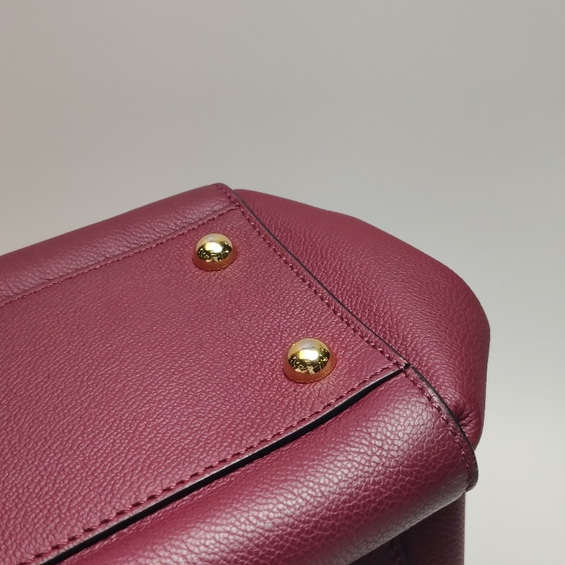 Burberry Buckle牛皮純色字母logo搭扣單肩包-12