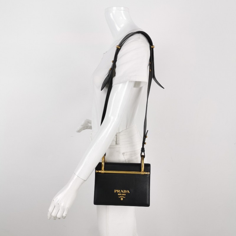 Prada 牛皮純色金屬字母Logo單肩包-1