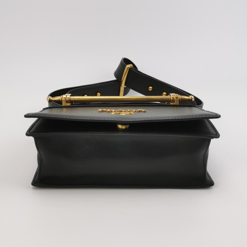 Prada 牛皮純色金屬字母Logo單肩包-5