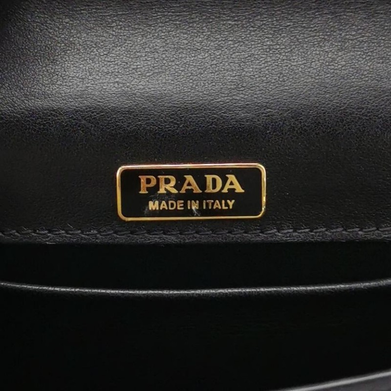 Prada 牛皮純色金屬字母Logo單肩包-7