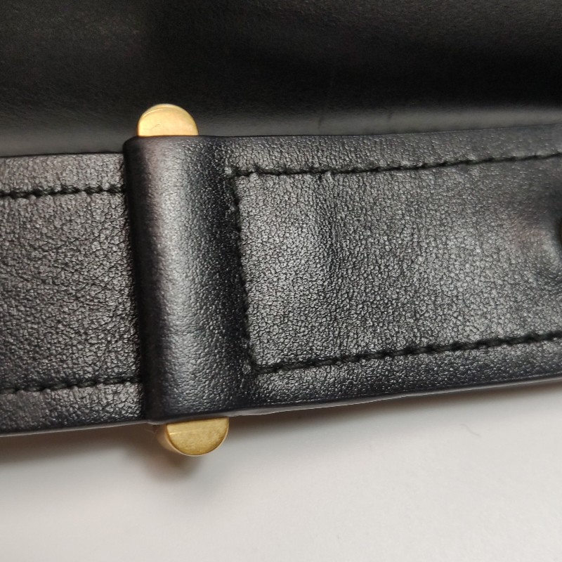 Prada 牛皮純色金屬字母Logo單肩包-9