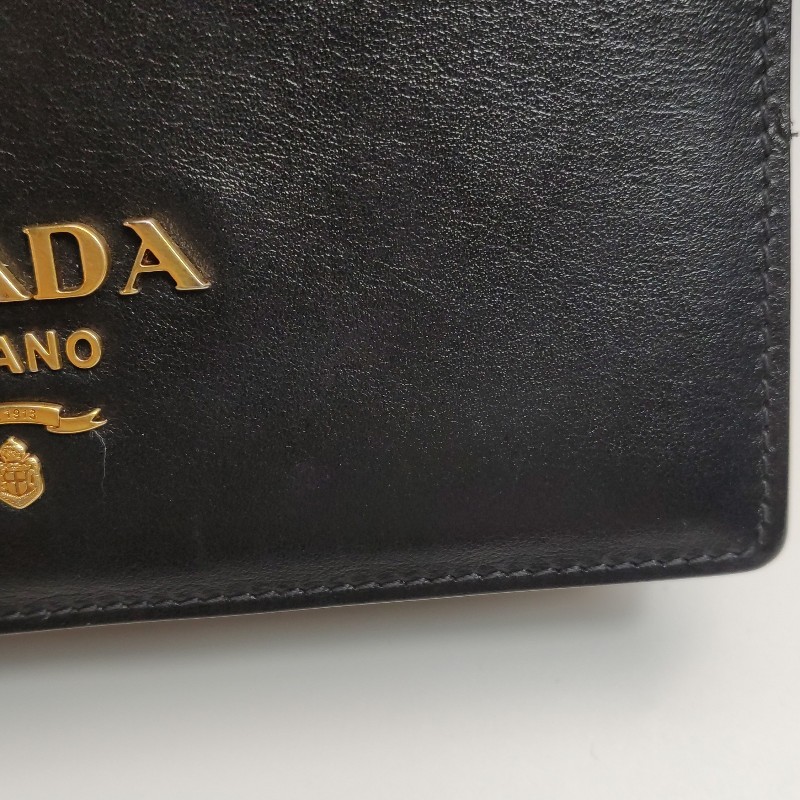 Prada 牛皮純色金屬字母Logo單肩包-14