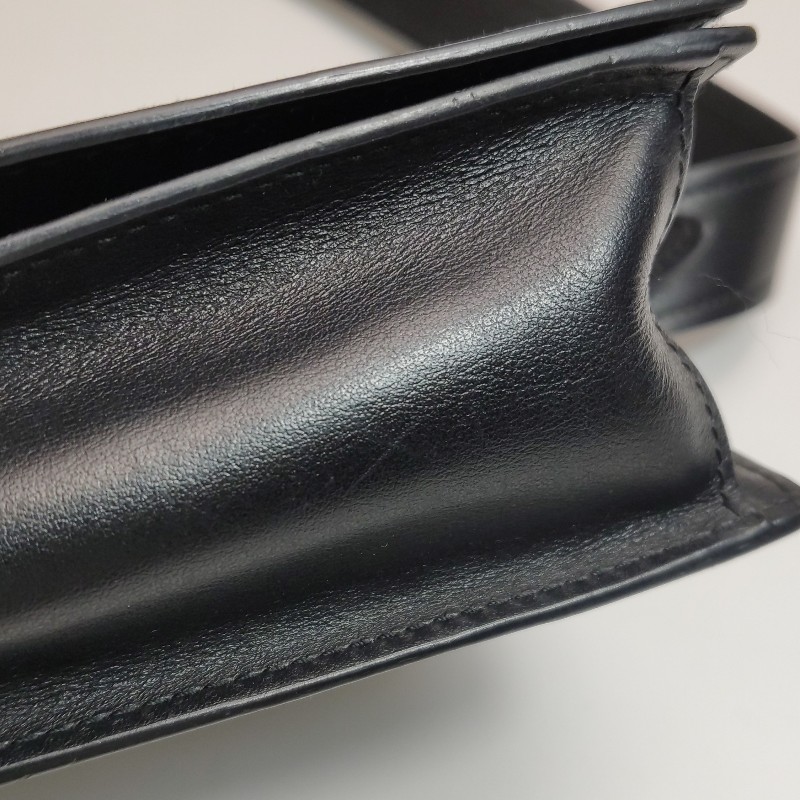 Prada 牛皮純色金屬字母Logo單肩包-15