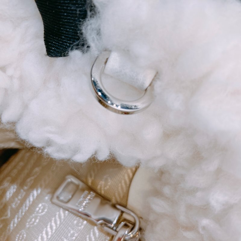 TW4566 Prada 普拉達 毛絨絨 手提肩背包 Shearling Triangle Logo Tote Bag Wool Cashmere-14