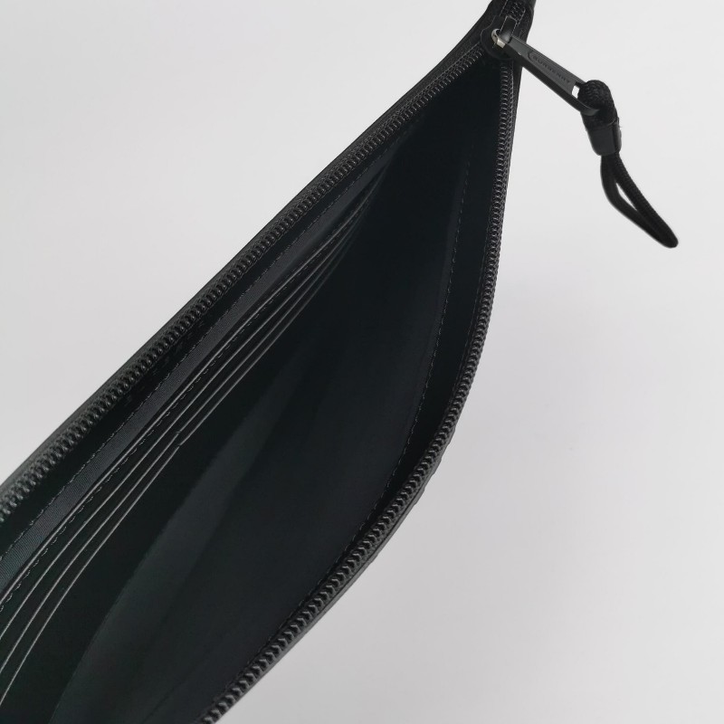 Burberry拼色字母Logo拉鍊手拿包-5