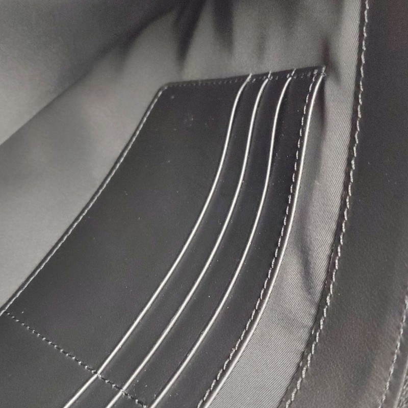 Burberry拼色字母Logo拉鍊手拿包-8