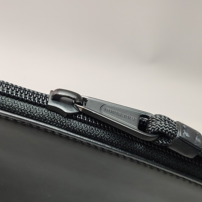 Burberry拼色字母Logo拉鍊手拿包-9