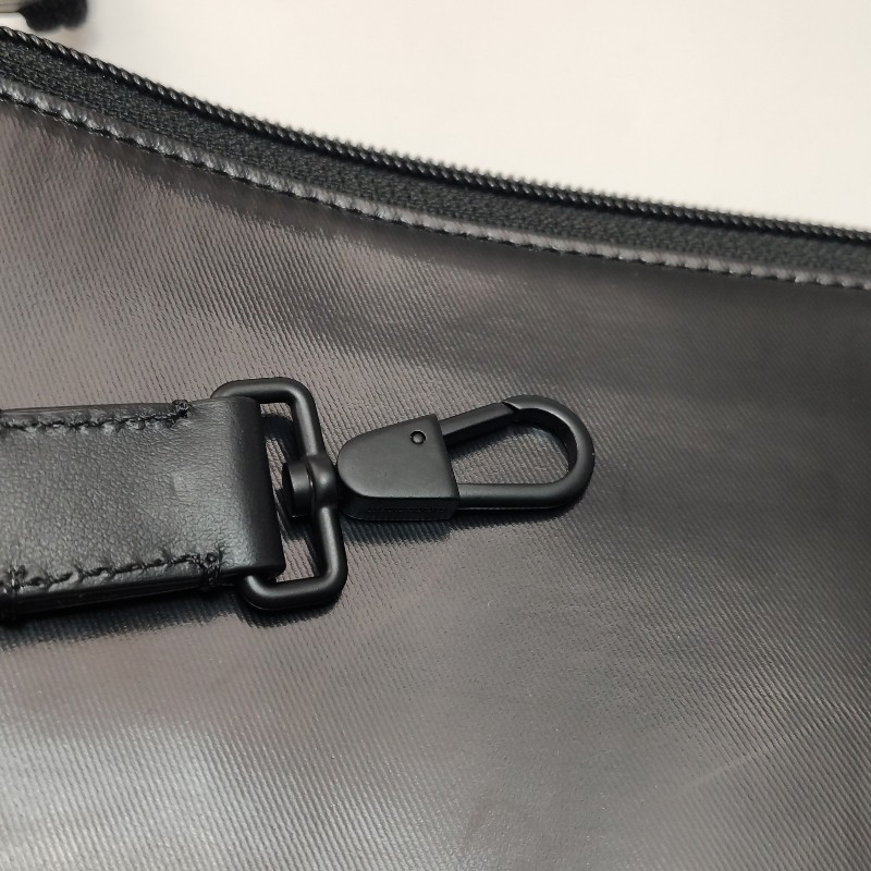 Burberry拼色字母Logo拉鍊手拿包-11