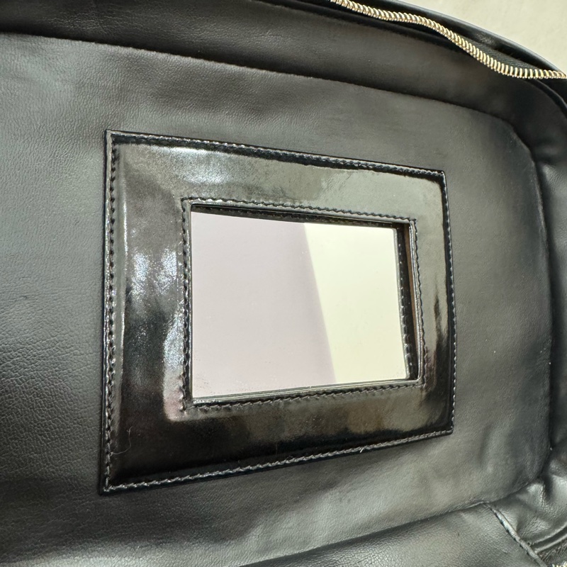 Chanel 大款漆皮手提化妝包-23