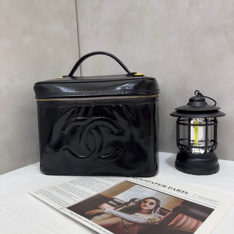 Chanel 大款漆皮手提化妝包-25