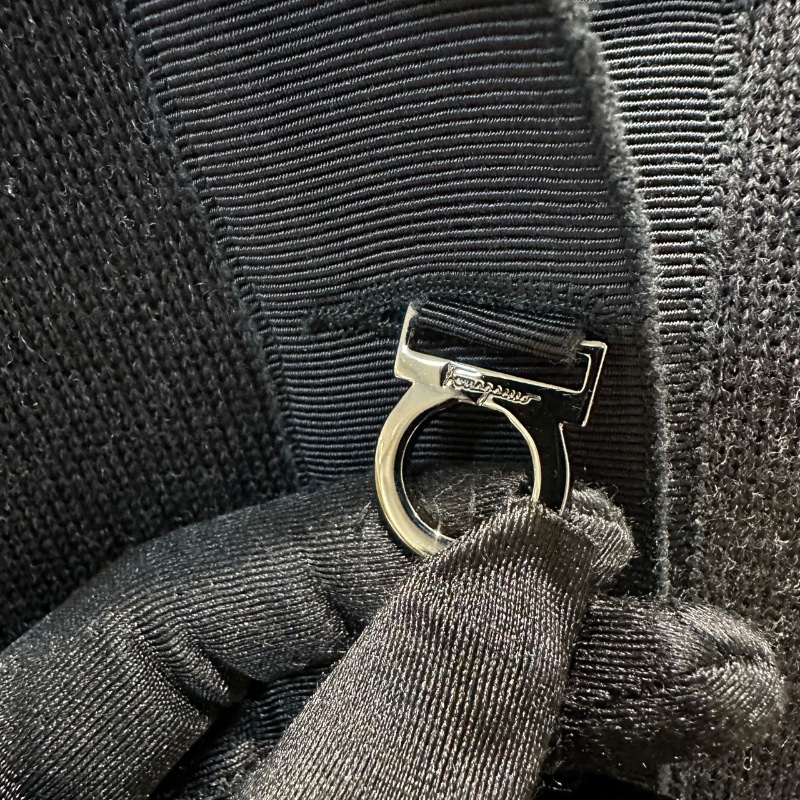 【美收精品】FERRAGAMO 黑色針織長袖 4-518-5