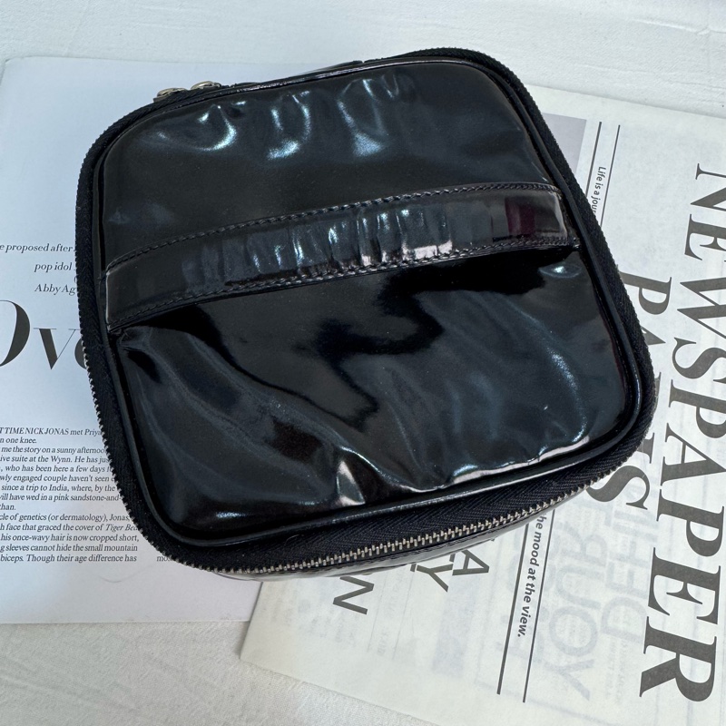 Chanel 漆皮化妝包-1