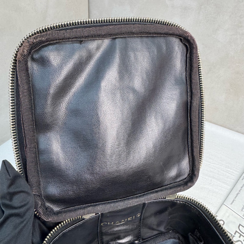 Chanel 漆皮化妝包-9