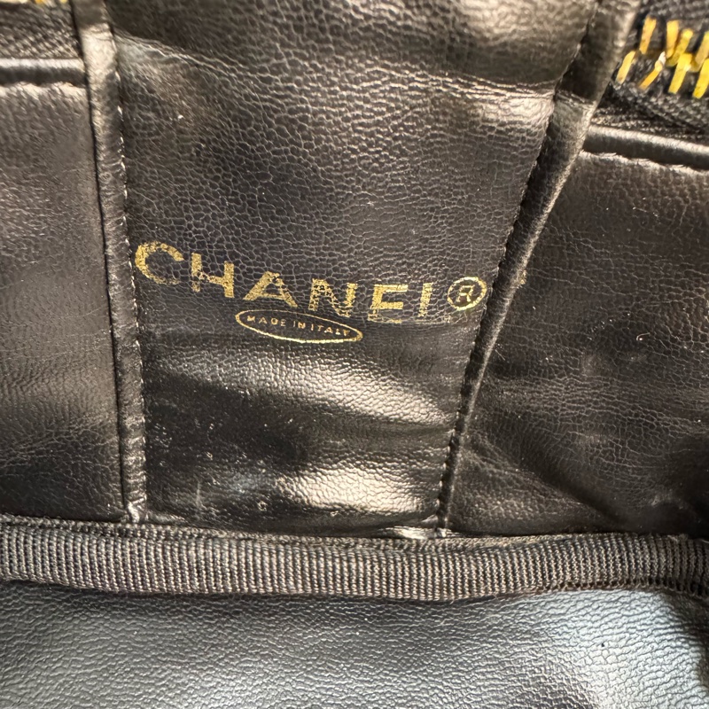 Chanel 漆皮化妝包-11