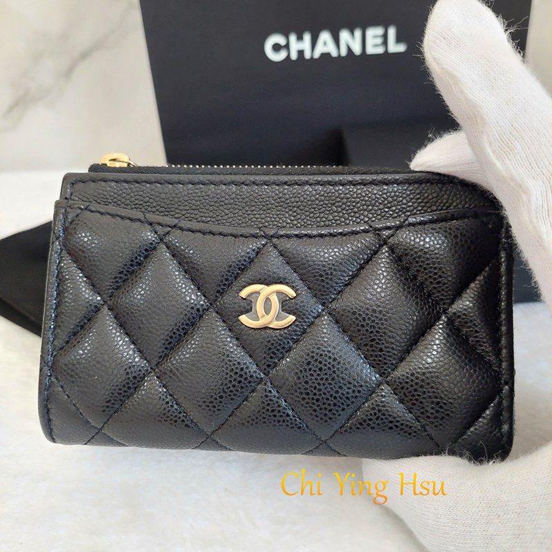 CHANEL經典金色雙C 🎀現貨實拍 🎀 LOGO菱格粒紋牛皮L型拉鍊卡夾/零錢包(黑色AP3179B)全新品-3