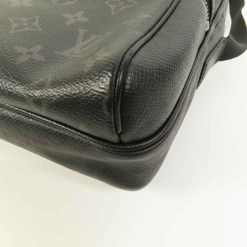 LOUIS VUITTON Monogram Eclipse/Taiga Outdoor Messenger銀扣肩背袋-12