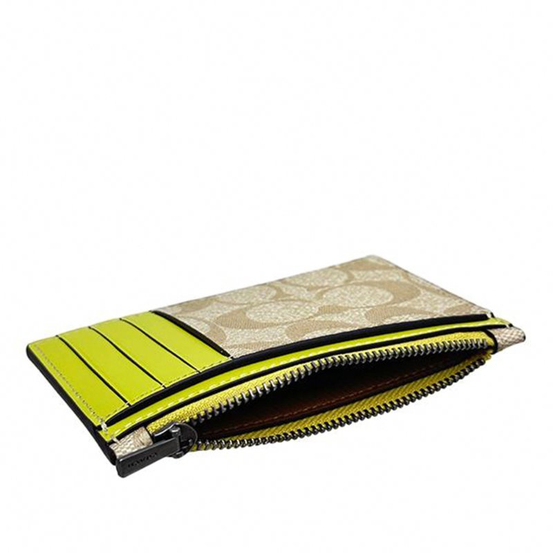 【COACH】滿版LOGO拉鍊零錢包-卡其黃-2