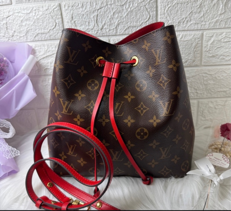 正品LV 帆布印花牛皮鑲飾束口斜背/肩背水桶包-0