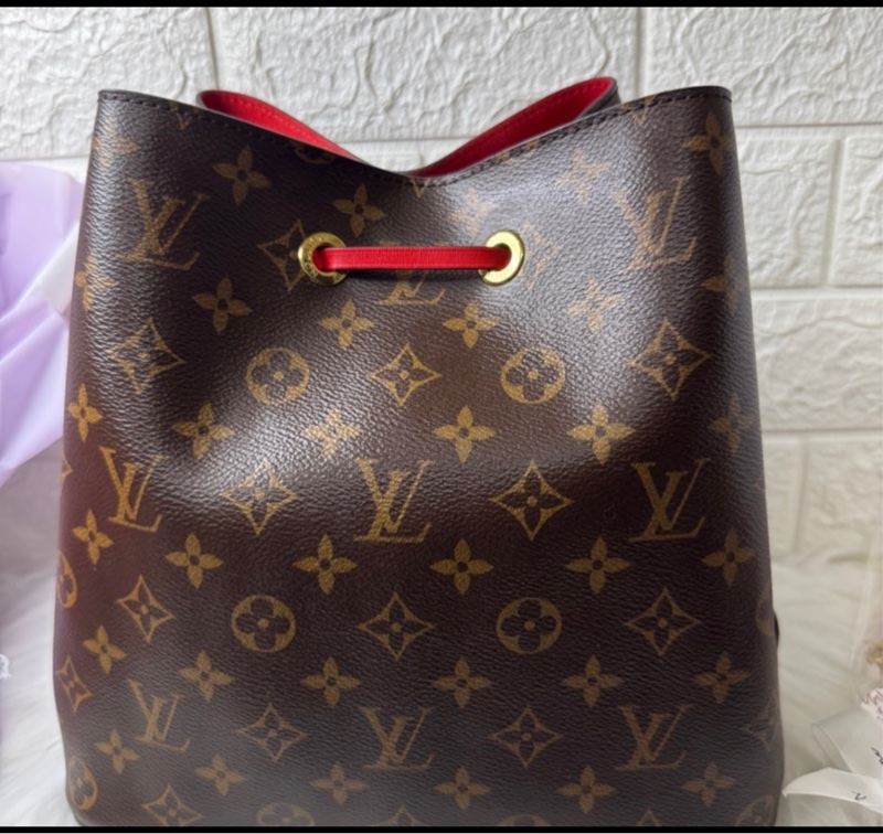 正品LV 帆布印花牛皮鑲飾束口斜背/肩背水桶包-4