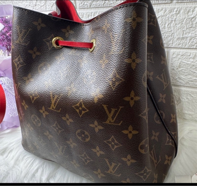 正品LV 帆布印花牛皮鑲飾束口斜背/肩背水桶包-5