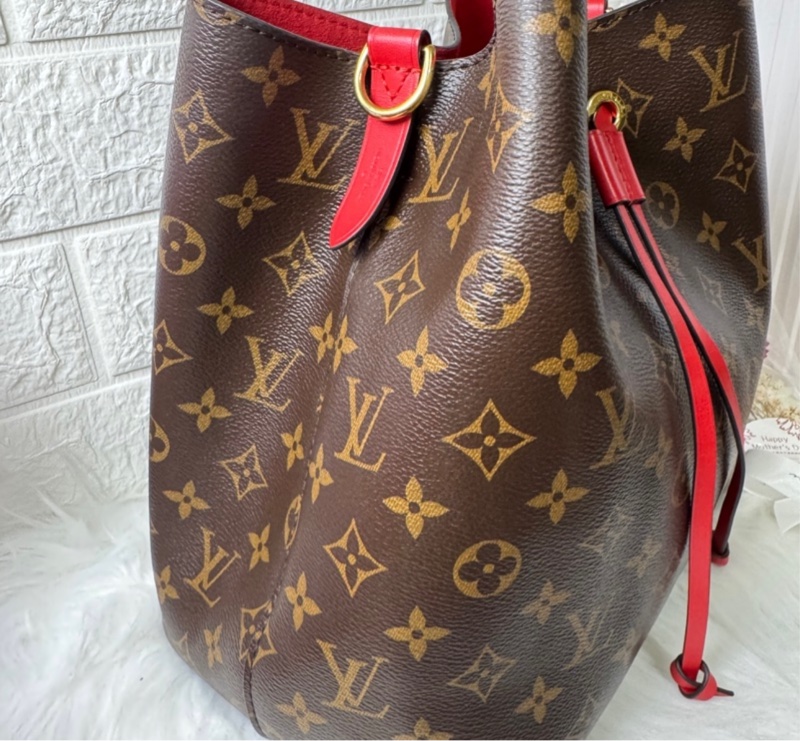 正品LV 帆布印花牛皮鑲飾束口斜背/肩背水桶包-8