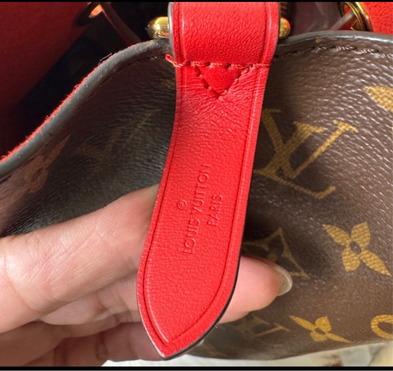 正品LV 帆布印花牛皮鑲飾束口斜背/肩背水桶包-9