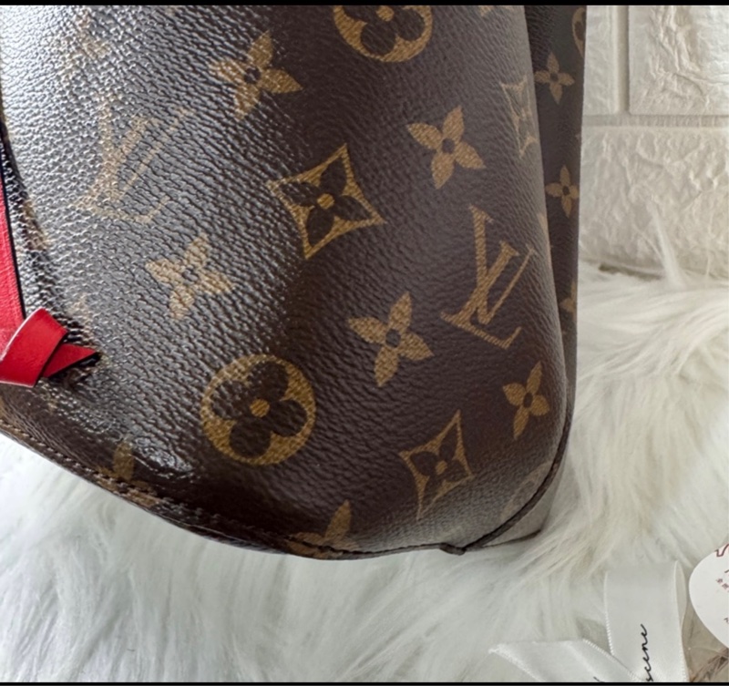 正品LV 帆布印花牛皮鑲飾束口斜背/肩背水桶包-12