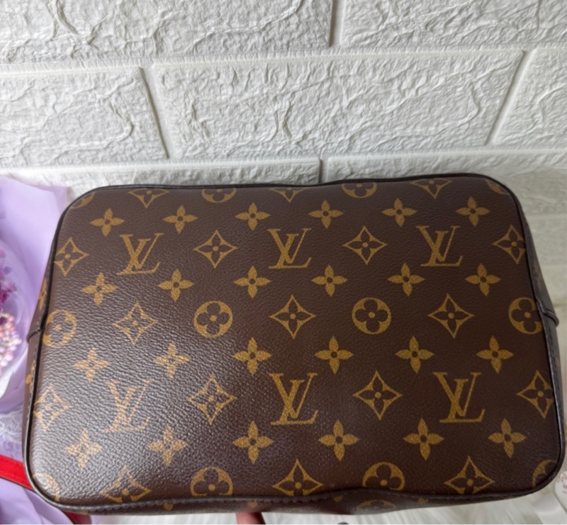 正品LV 帆布印花牛皮鑲飾束口斜背/肩背水桶包-15