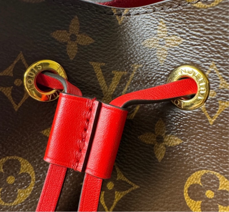 正品LV 帆布印花牛皮鑲飾束口斜背/肩背水桶包-39