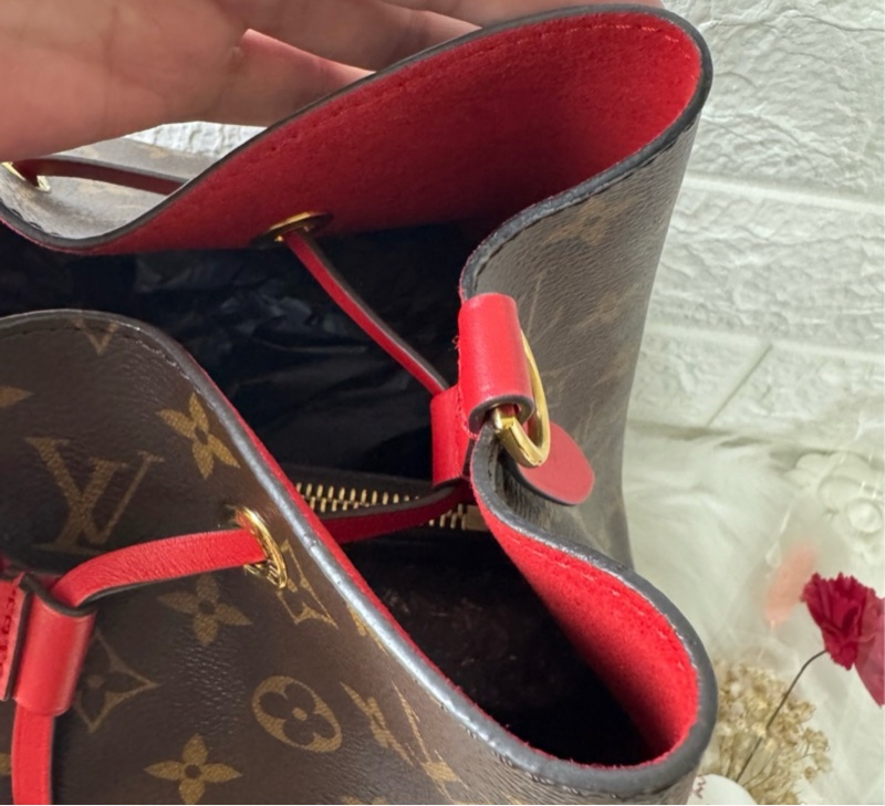 正品LV 帆布印花牛皮鑲飾束口斜背/肩背水桶包-43