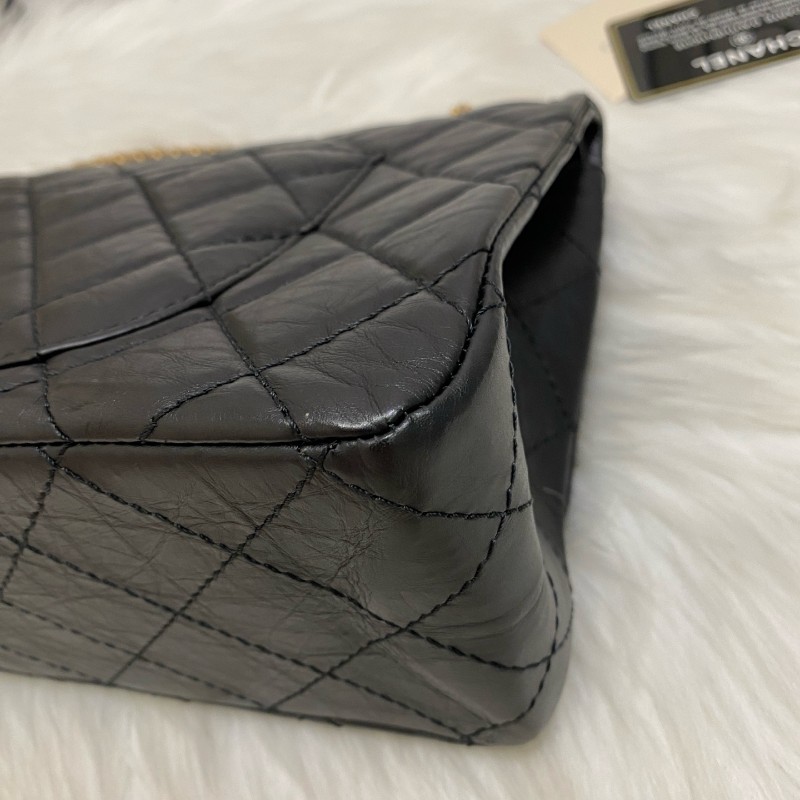 Chanel 2.55黑金經典款皺褶復古牛皮 肩背包-10