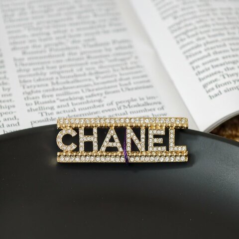 Chanel香奈兒字母帶鑽胸針 99新