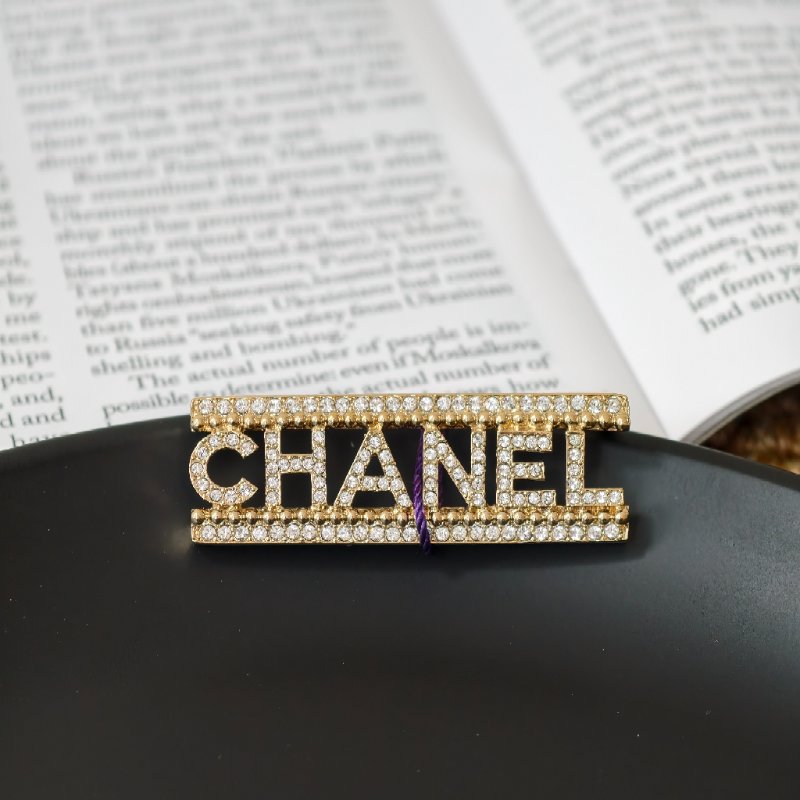Chanel香奈兒字母帶鑽胸針 99新-0