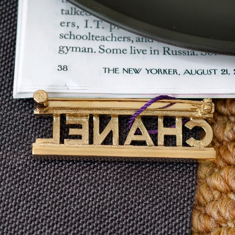 Chanel香奈兒字母帶鑽胸針 99新-1