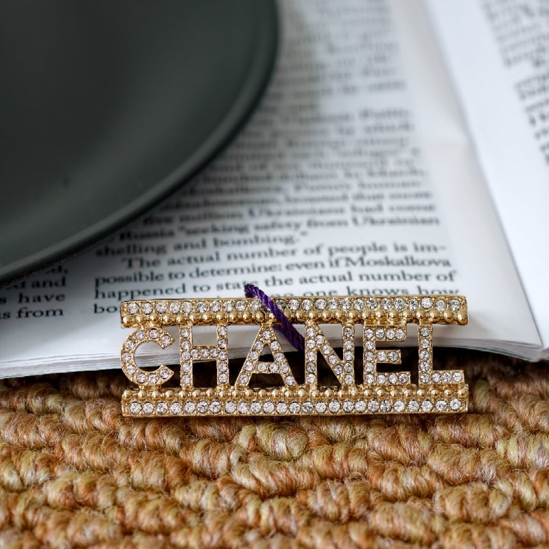 Chanel香奈兒字母帶鑽胸針 99新-2